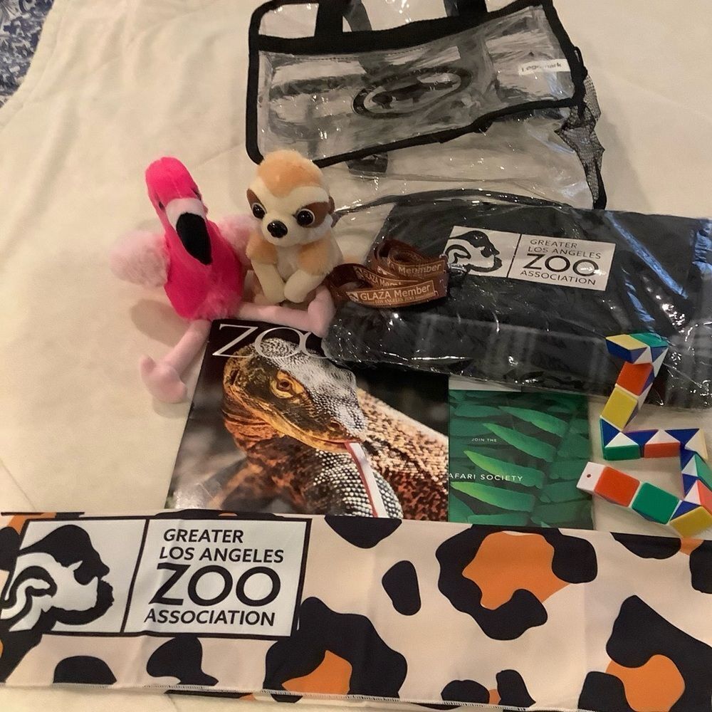 L.A. Zoo VIP Member Gift Bag- Stuffies- Blanket- brochure- Scarf Special Edition - Picture 9 of 9